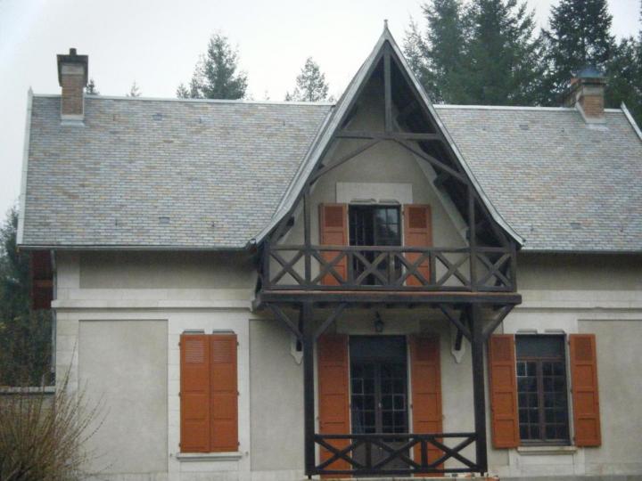 Nous effectuons tous les travaux de couverture, de zinguerie et de pose de fenêtres de toit.